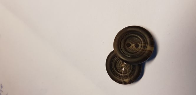 Hovedbilde Knapp 2-hulls  18 mm. - brun